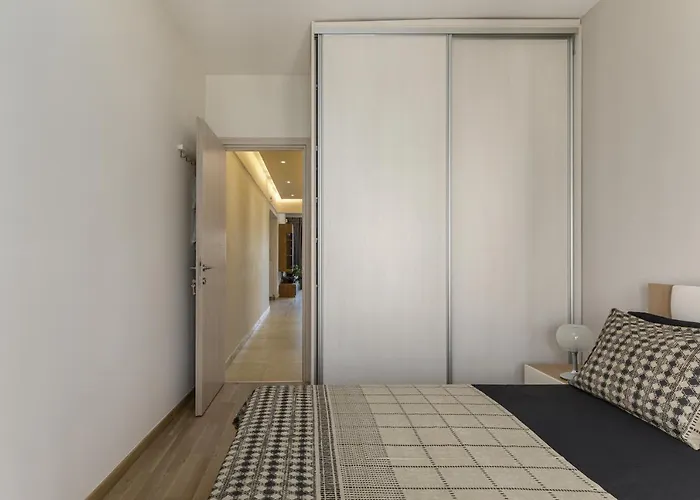 Luxury Apartment *